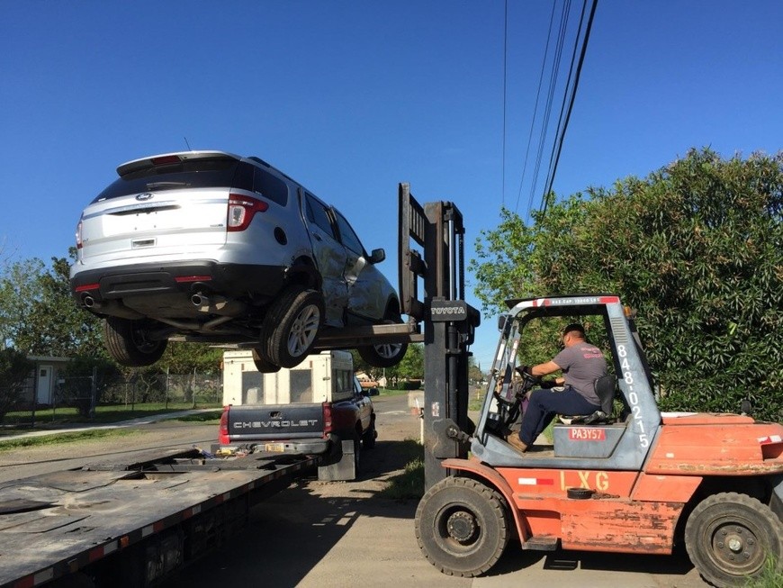 loading vehicles for auction auto transport with a forklift